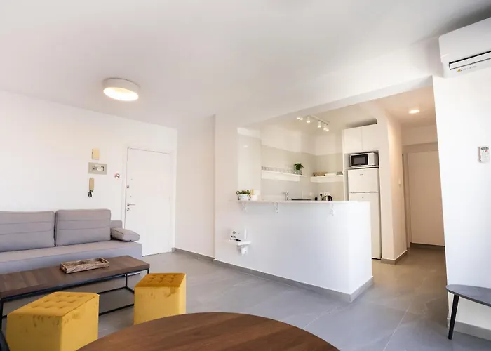 Byzantium Breeze 2b, Pool, Center アパート *