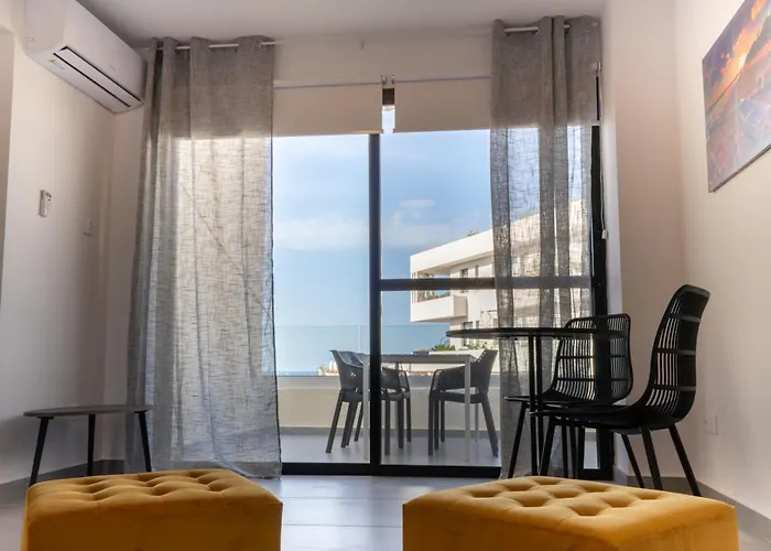 Byzantium Breeze 2b, Pool, Center アパート *