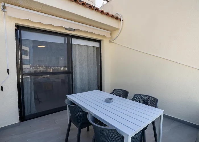 Byzantium Breeze 2b, Pool, Center アパート *