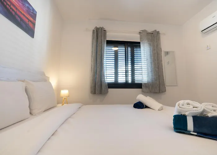 Byzantium Breeze 2b, Pool, Center