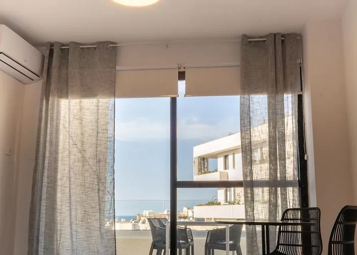 Byzantium Breeze 2b, Pool, Center アパート