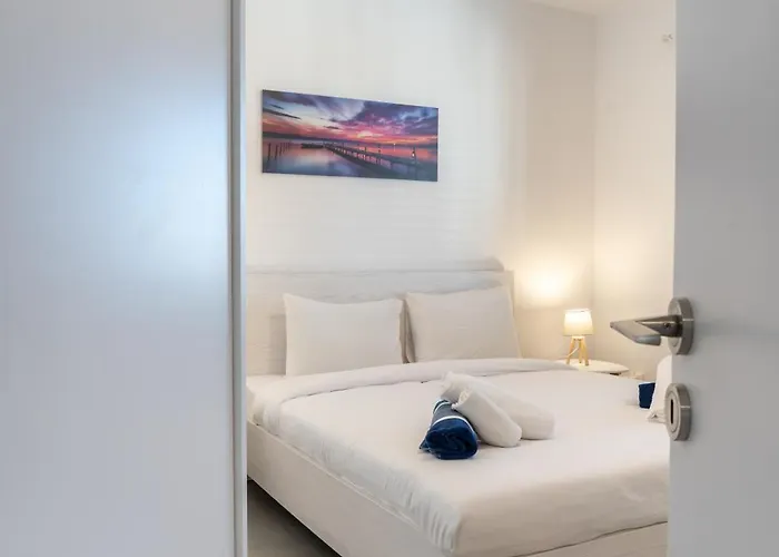 Byzantium Breeze 2b, Pool, Center アパート *