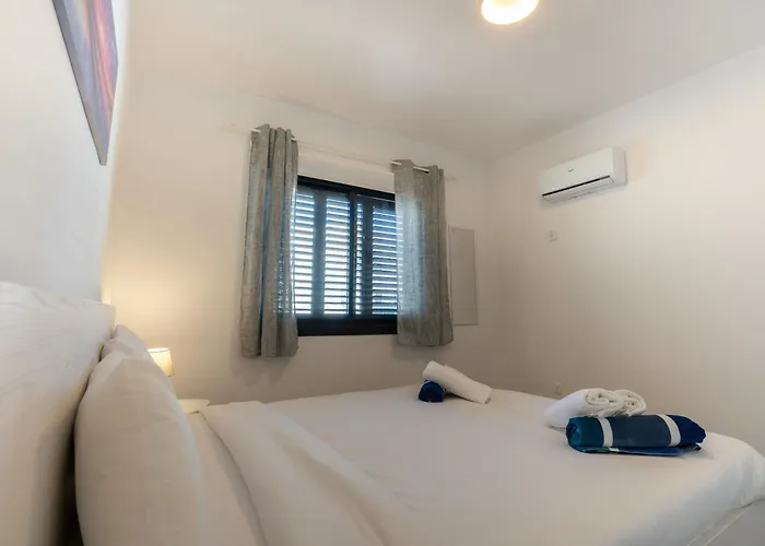 Byzantium Breeze 2b, Pool, Center *