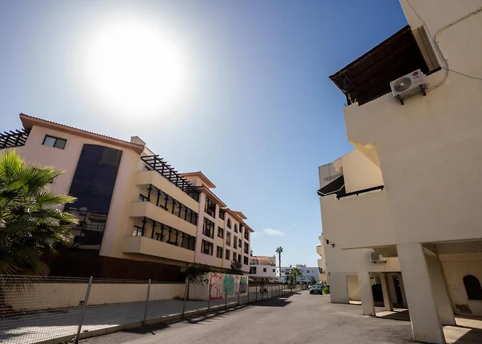 Byzantium Breeze 2b, Pool, Center アパート