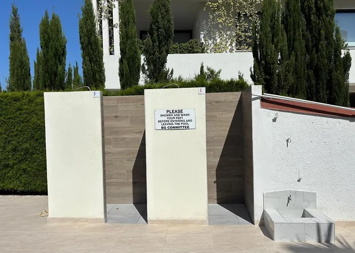 Byzantium Breeze 2b, Pool, Center