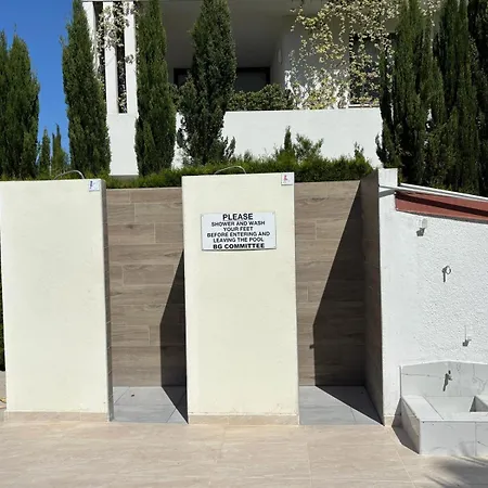 Byzantium Breeze 2b, Pool, Center